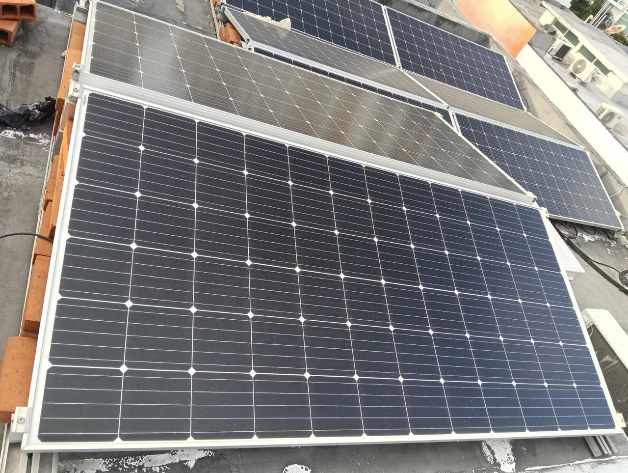 Arreglo en losa con estructura elevada — instalación de paneles solares en Soledad, Atlántico