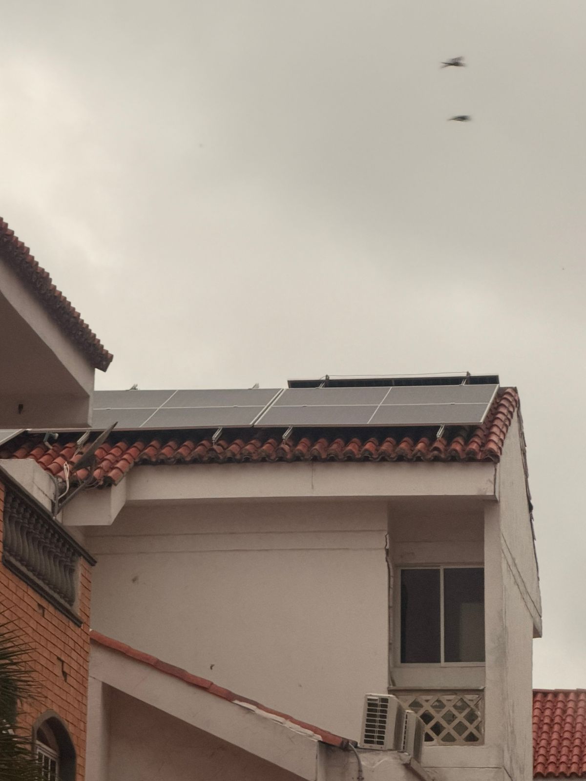 Vivienda techo en teja de barro — instalación de paneles solares en Barranquilla, Atlántico