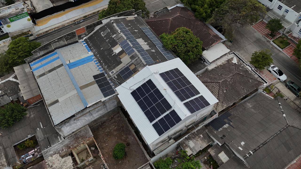 Cubierta metálica Barrio Modelo — instalación de paneles solares en Barranquilla, Atlántico