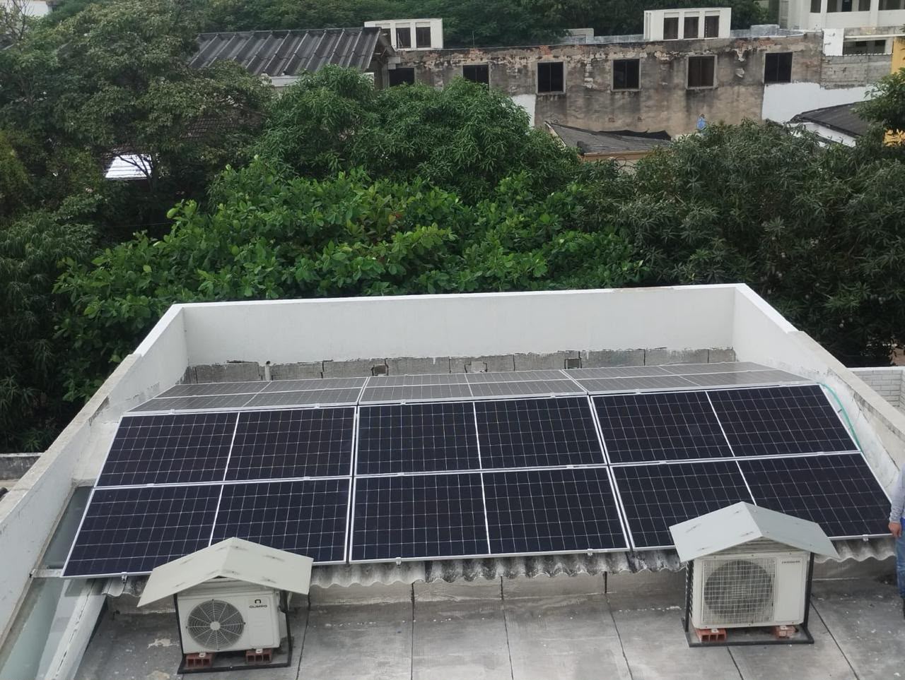Terraza residencial con aires — instalación de paneles solares en Barranquilla, Atlántico