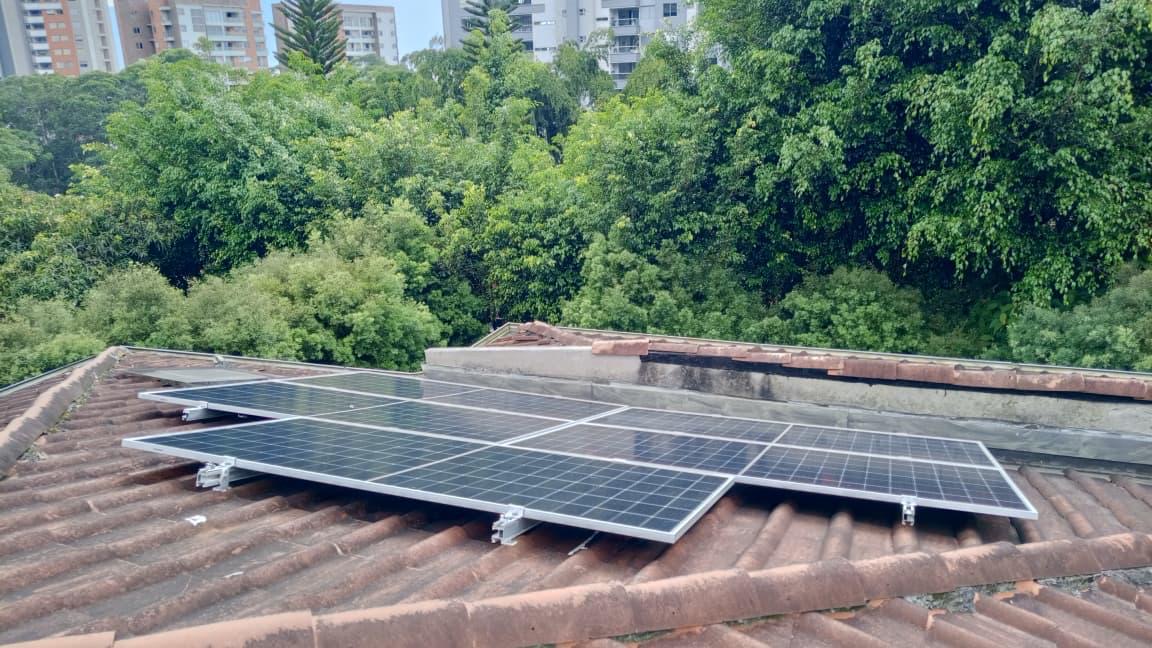 Casa campestre techo inclinado — instalación de paneles solares en Puerto Colombia, Atlántico